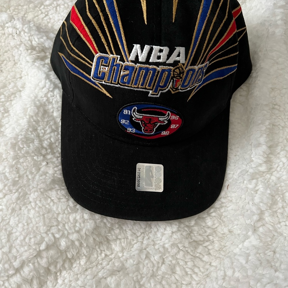 NBA CHAMPS CHICAGO BULLS MENS STRAPBACK HAT BLACK